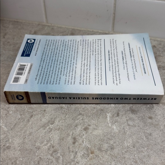 Between Two Kingdoms by Suleika Jaouad - Hardcover - Picture 4 of 7